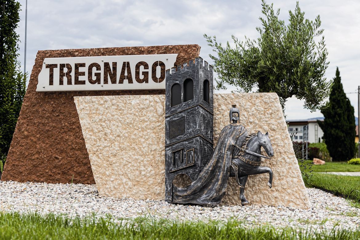 Monumento in ferro battuto rappresentante San Martino all'entrata del paese di Tregnago.